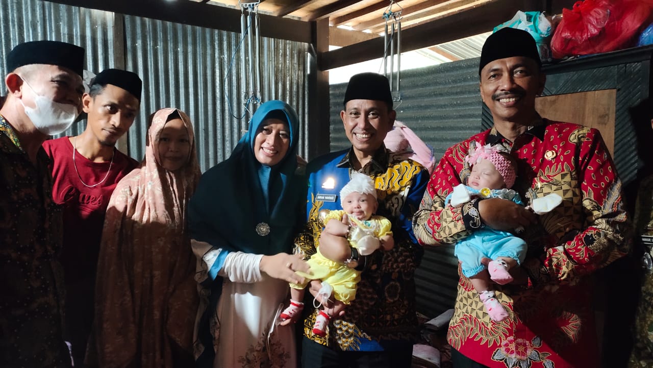Momen Haru Saat Bupati dan Wabup Wajo Kunjungi Bayi Kembar di Belawa