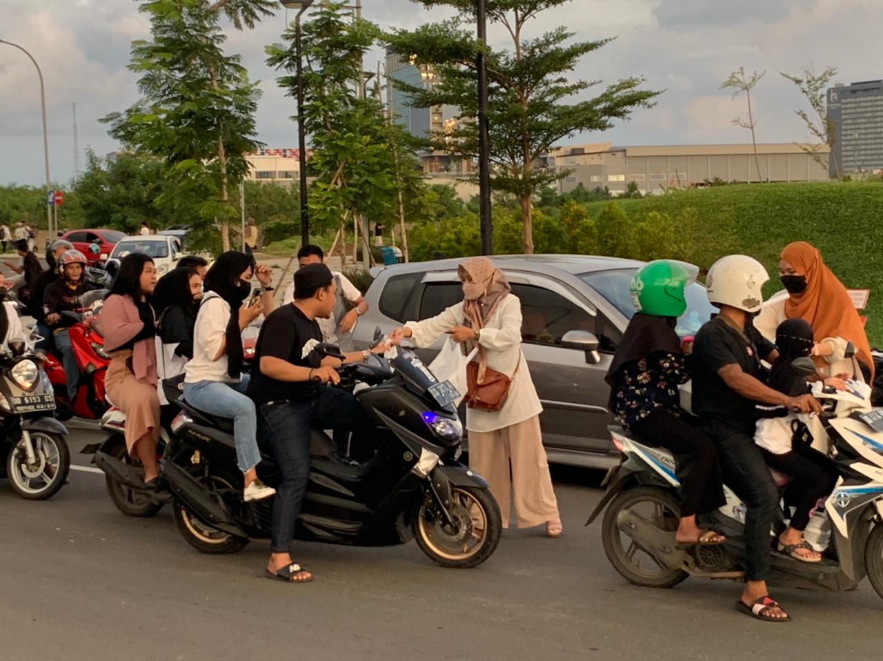 POLIMERZ Gelar Berbagi  Sambil Promosi Kampus dI Kawasan CoI