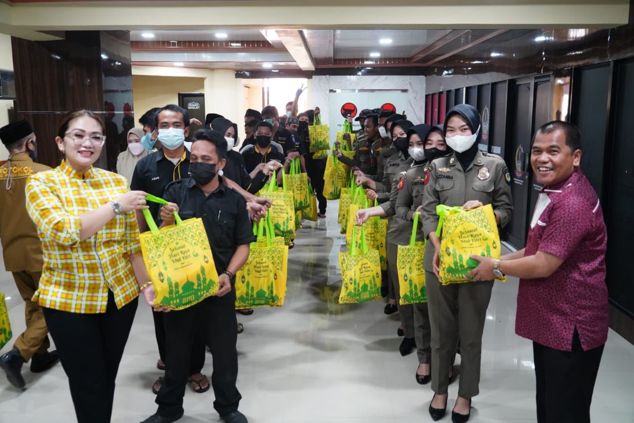 Fraksi Golkar DPRD Sulsel Bagi Paket Lebaran ke Satpol dan Cleaning Service