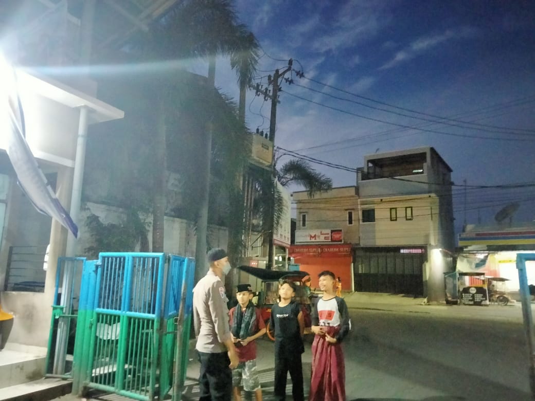 Imbau Anak-anak Tidak Main Petasan, Unit Binmas Polsek Paotere Lakukan Patroli