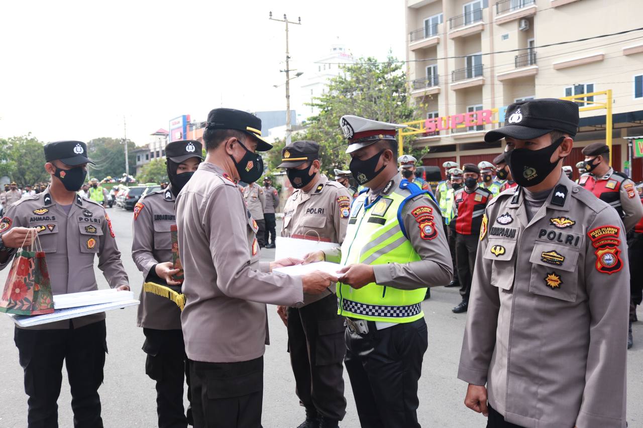 Polres Pelabuhan Makassar Berikan Bantuan Kepada Personil Korban Kebakaran
