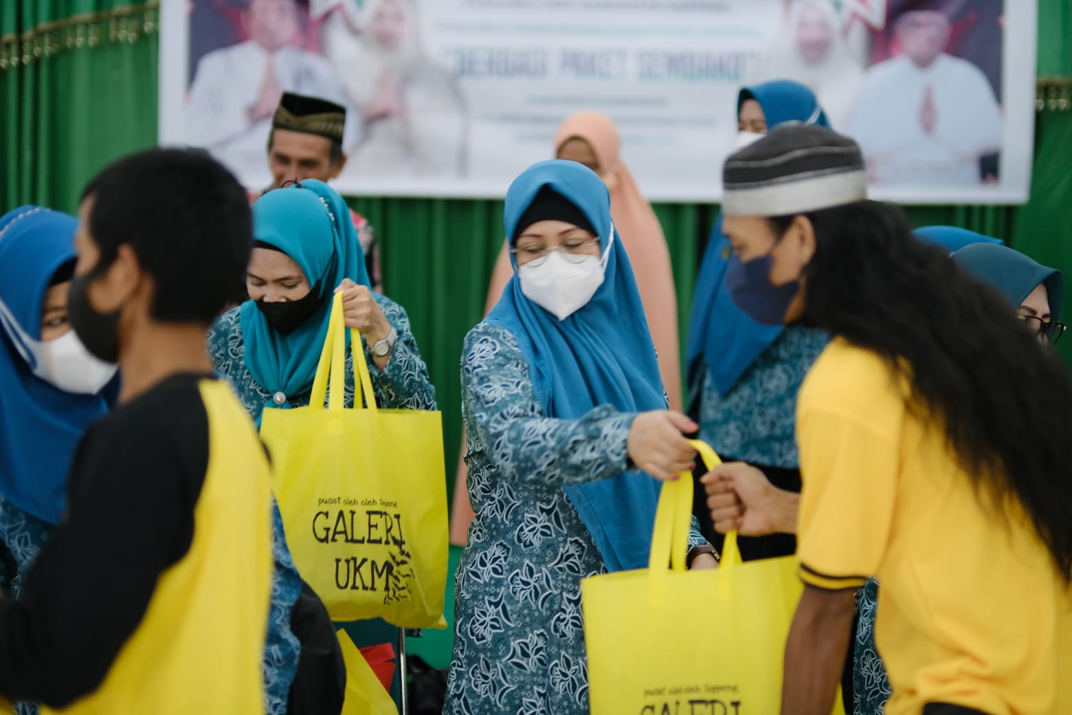 TP PKK dan Dekranasda Soppeng Gelar Pembagian Sembako