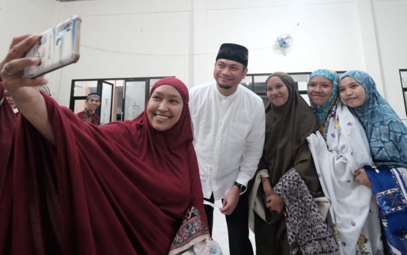 Adnan Jadi Rebutan Emak-emak dan Para Gadis Berswafoto