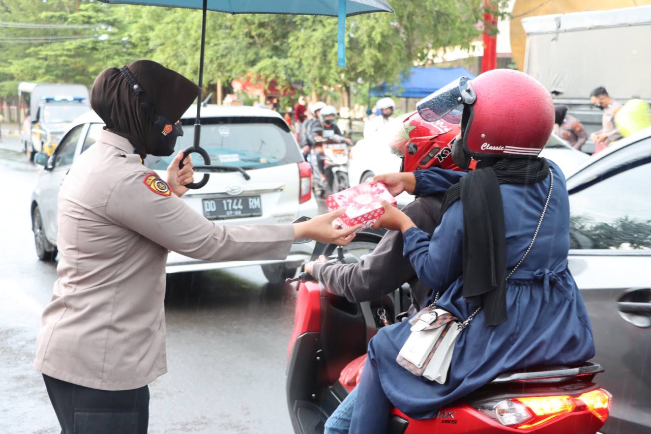 Raih Berkah Bulan Ramadhan, Polres Pelabuhan Makassar Berbagi Takjil