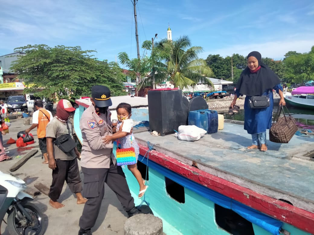 Aparat Polsek Paotere Bantu Penumpang Turun dari Kapal