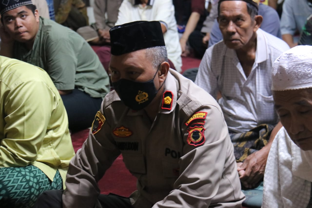 Kapolsek Ujung Tanah Shalat Tarwih bersama Masyarakat di Masjid Nurul Jihad