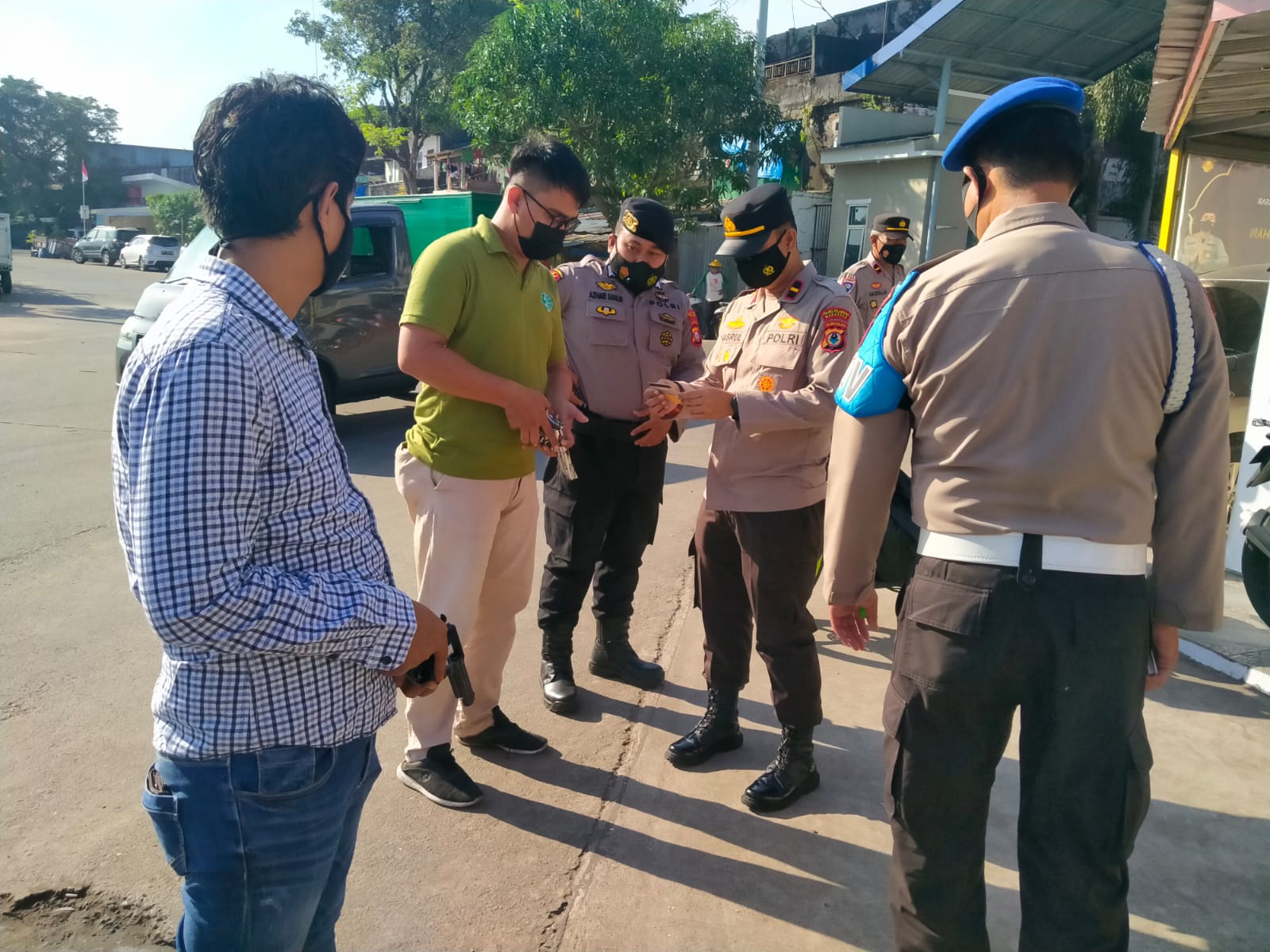 Kapolsek Kawasan Paotere Cek Kelengkapan Anggota