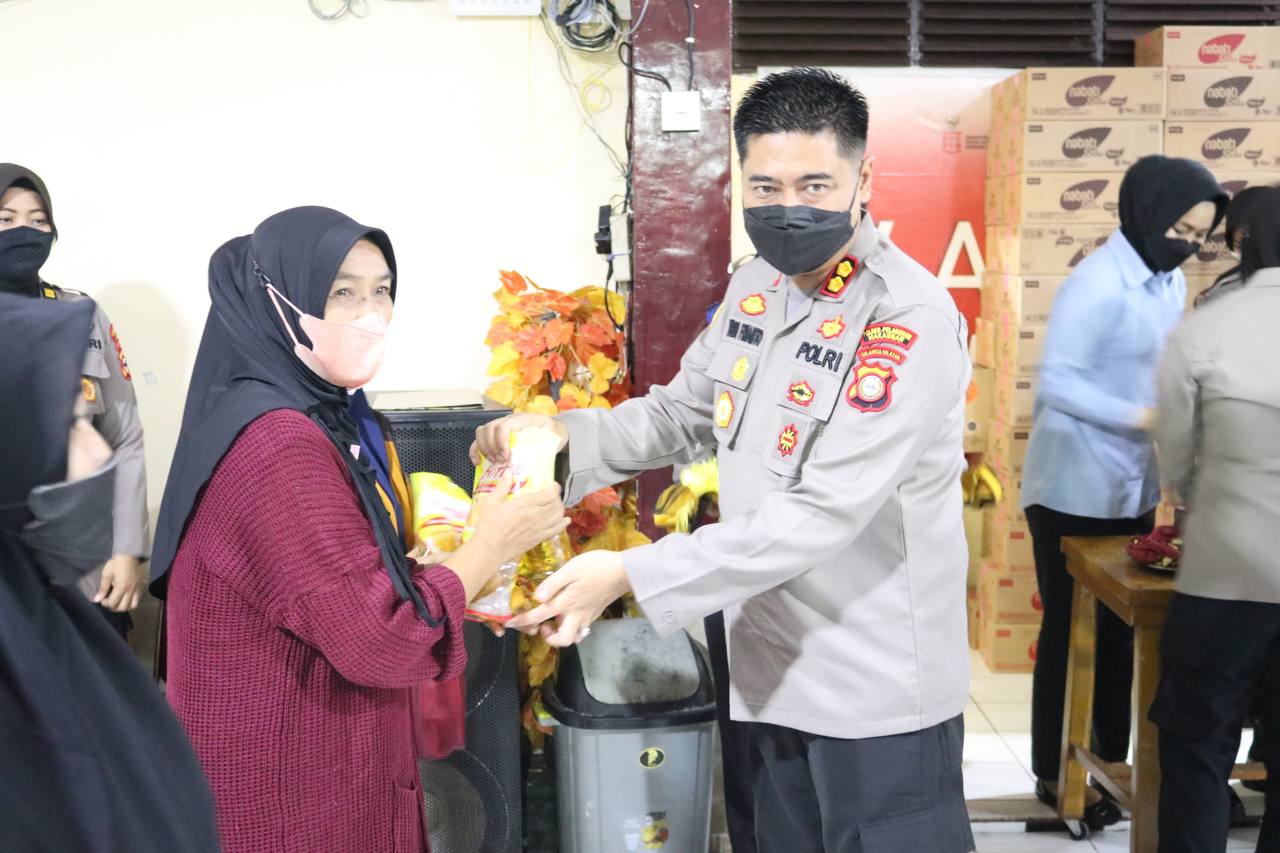 Polres Pelabuhan Makassar bersama Baznas Bagikan Minyak Goreng kepada Masyarakat