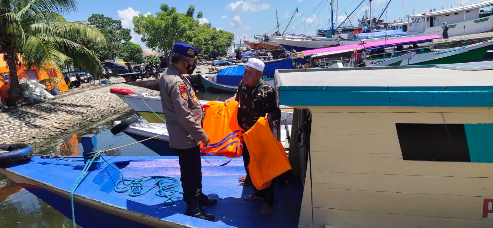 Satpolair Polres Pelabuhan Makassar Imbau Keselamatan Berlayar dan ProKes
