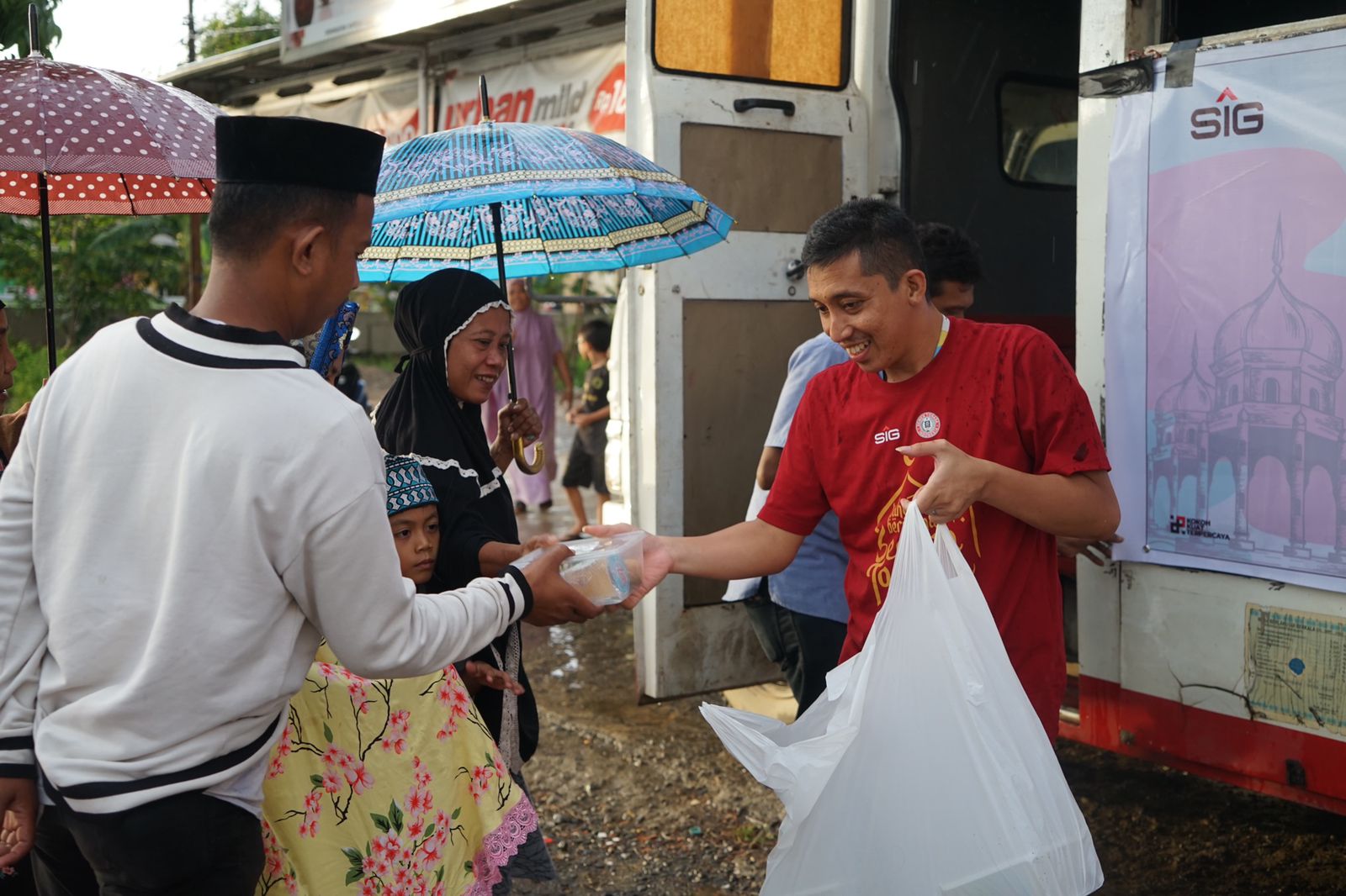 PT Semen Tonasa Bagi-bagi Makanan Buka Puasa