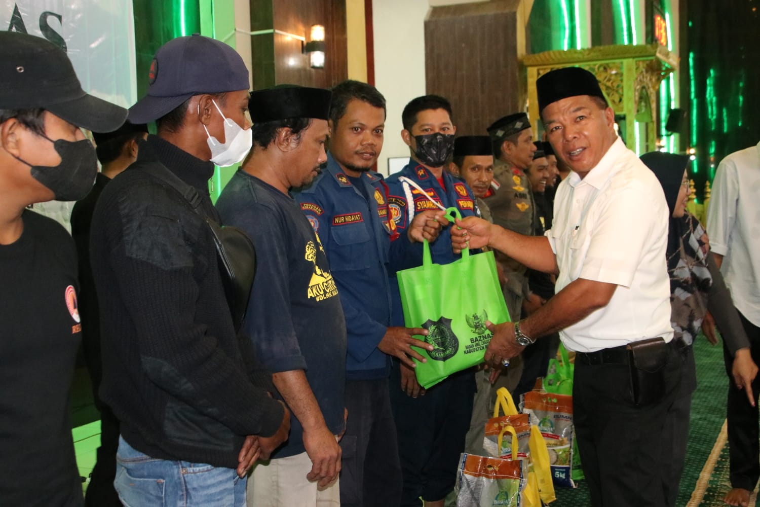 Baznas Berbagi dengan Petugas Kebersihan