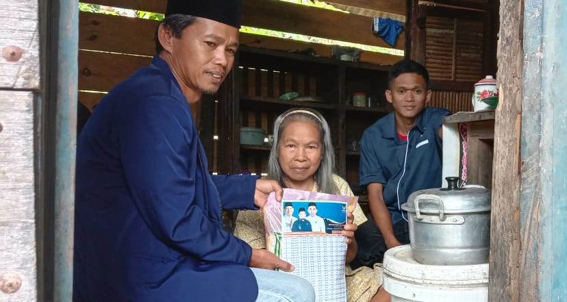 Nasdem Enrekang Bagikan Sembako Kepada Warga