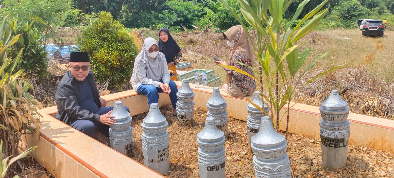 Bupati Nyekar ke Makam Orang Tuanya