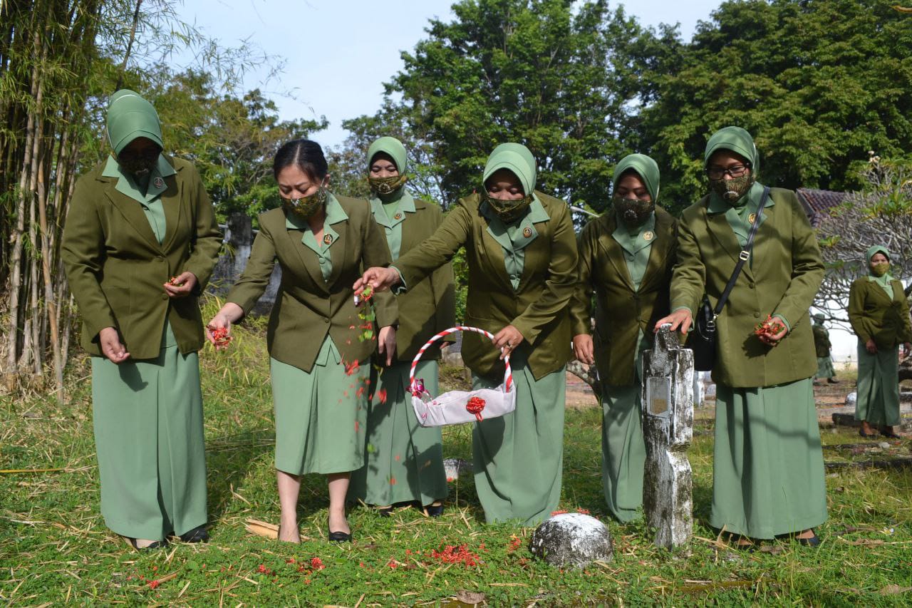Persit KCK Tabur Bunga di TMP