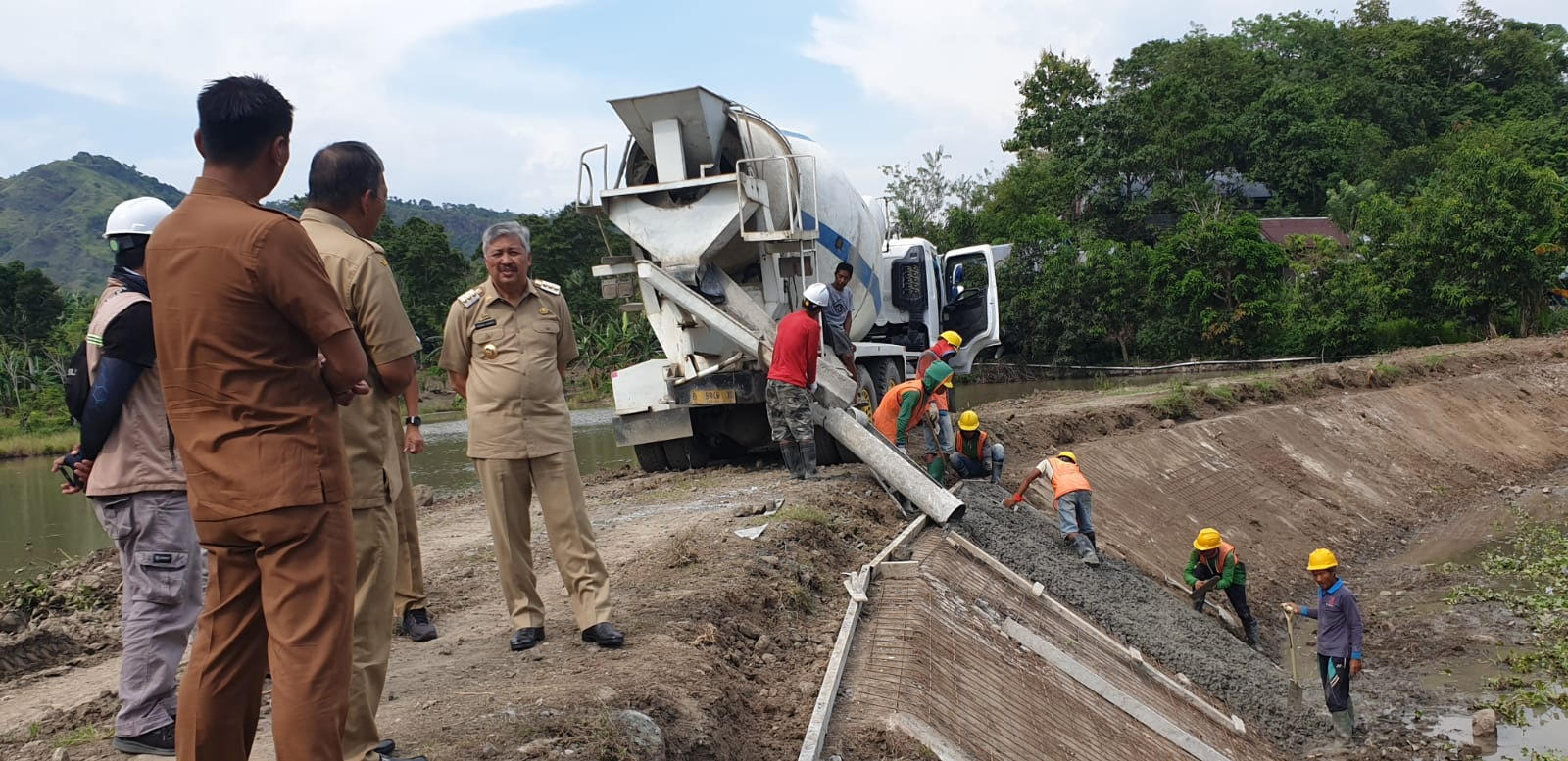 Irwan Tinjau Proyek Rehabilitasi Saluran Induk