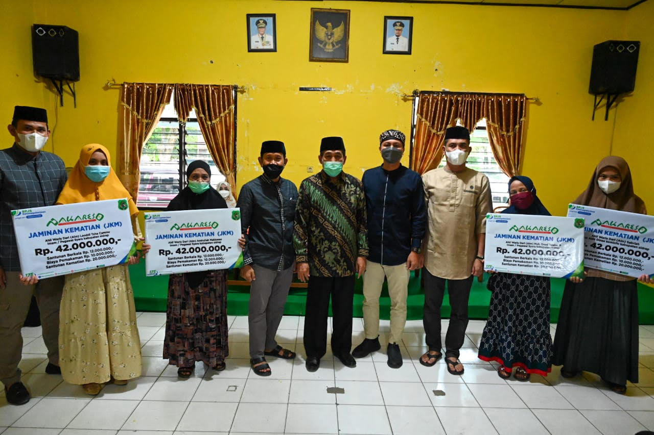 Dollah Mando Serahkan Santunan BP Jamsostek