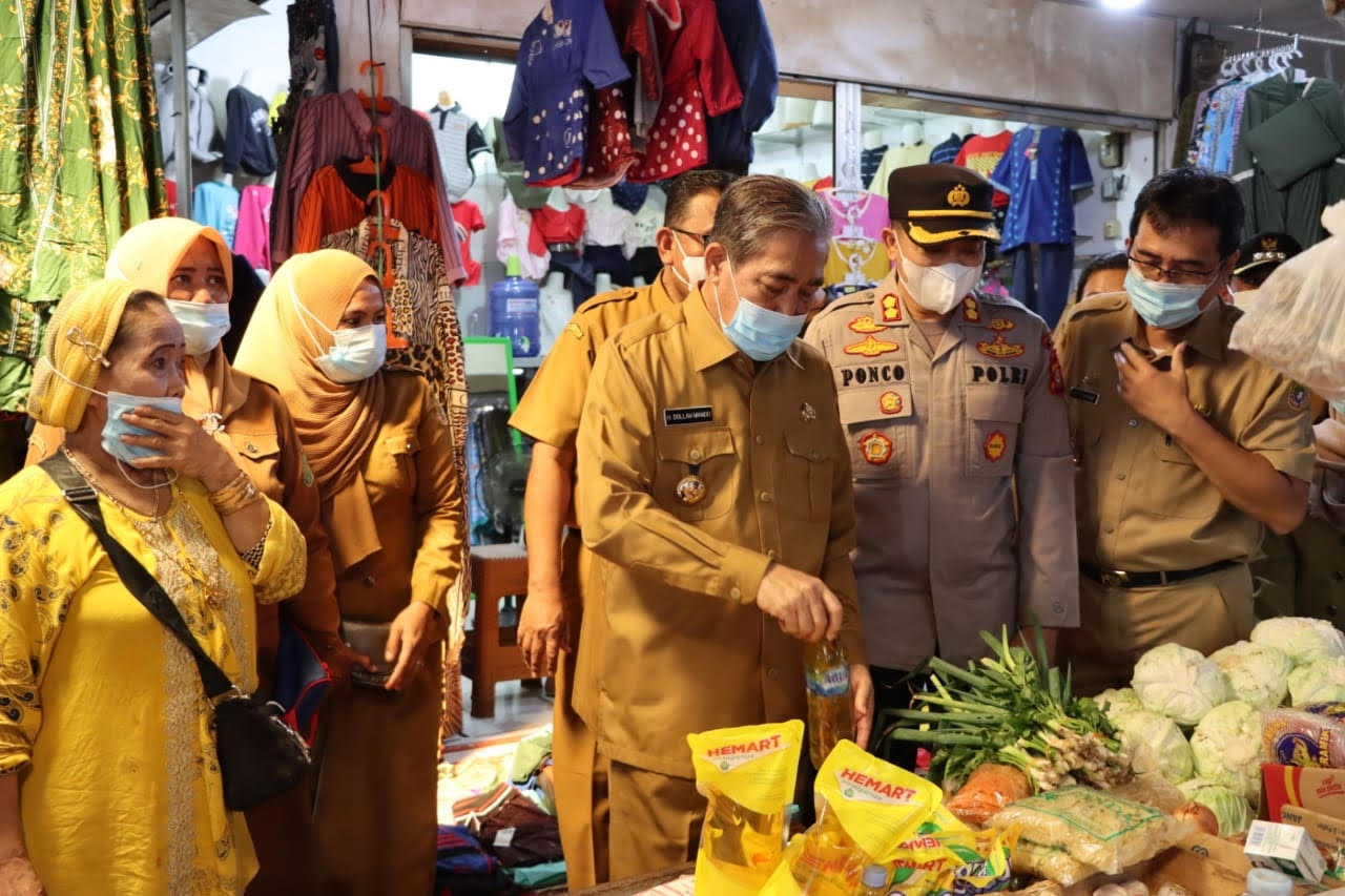 Dollah Mando Pantau Harga Bahan Pokok di Pasar