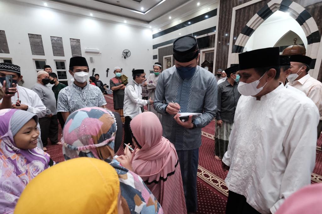 Tarwih di Limbung, Adnan Diserbu Anak Sekolah