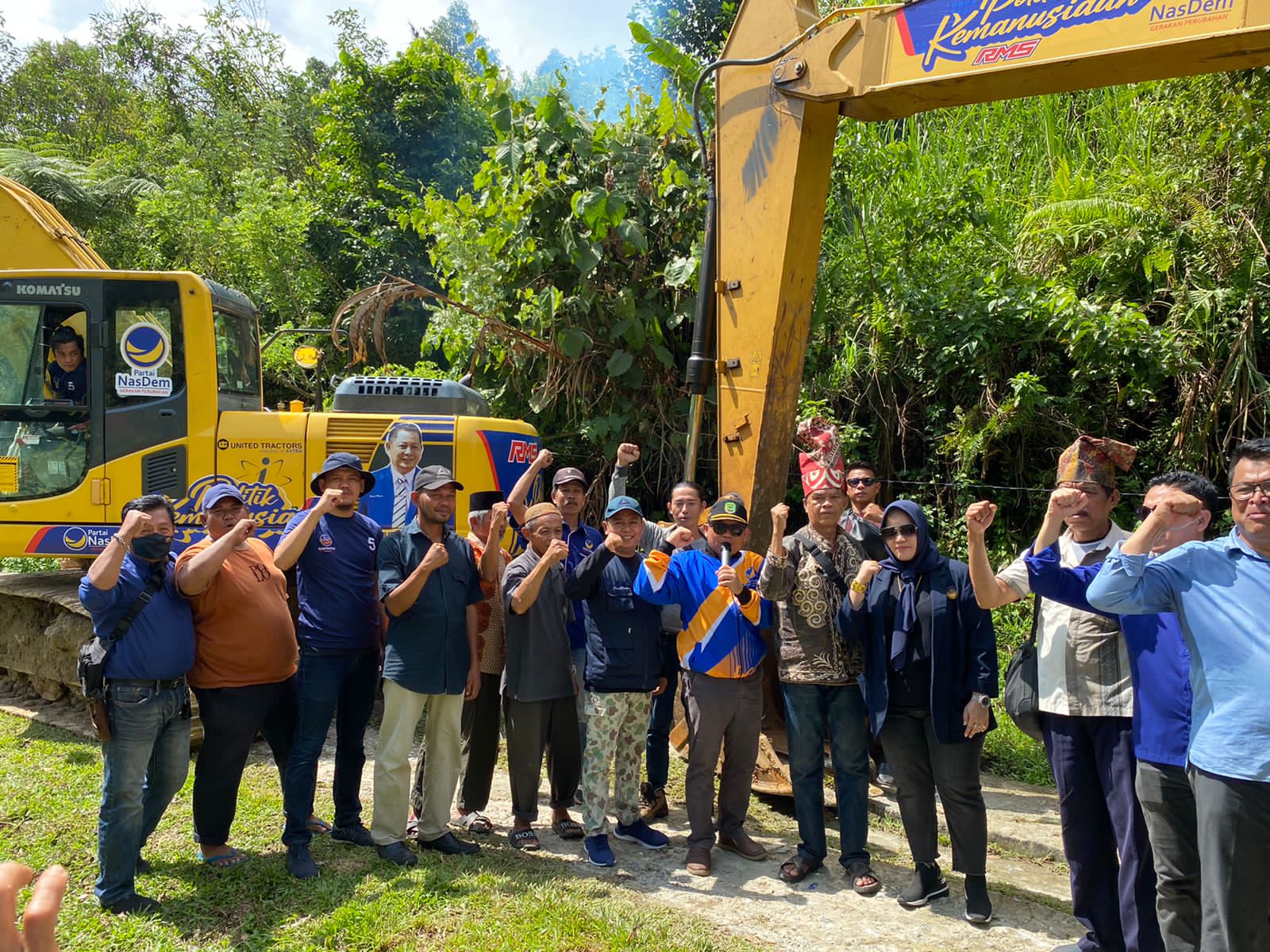 Alat Berat Nasdem Bekerja Membuka Jalan di Rampi