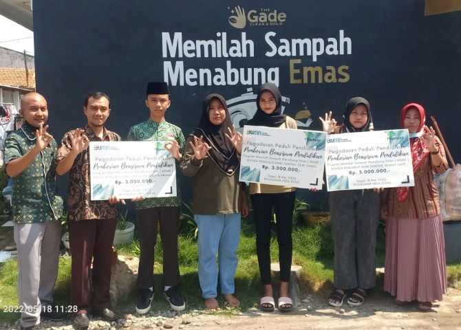 Pegadaian Beri Beasiswa Anak Pengurus Bank Sampah Binaan