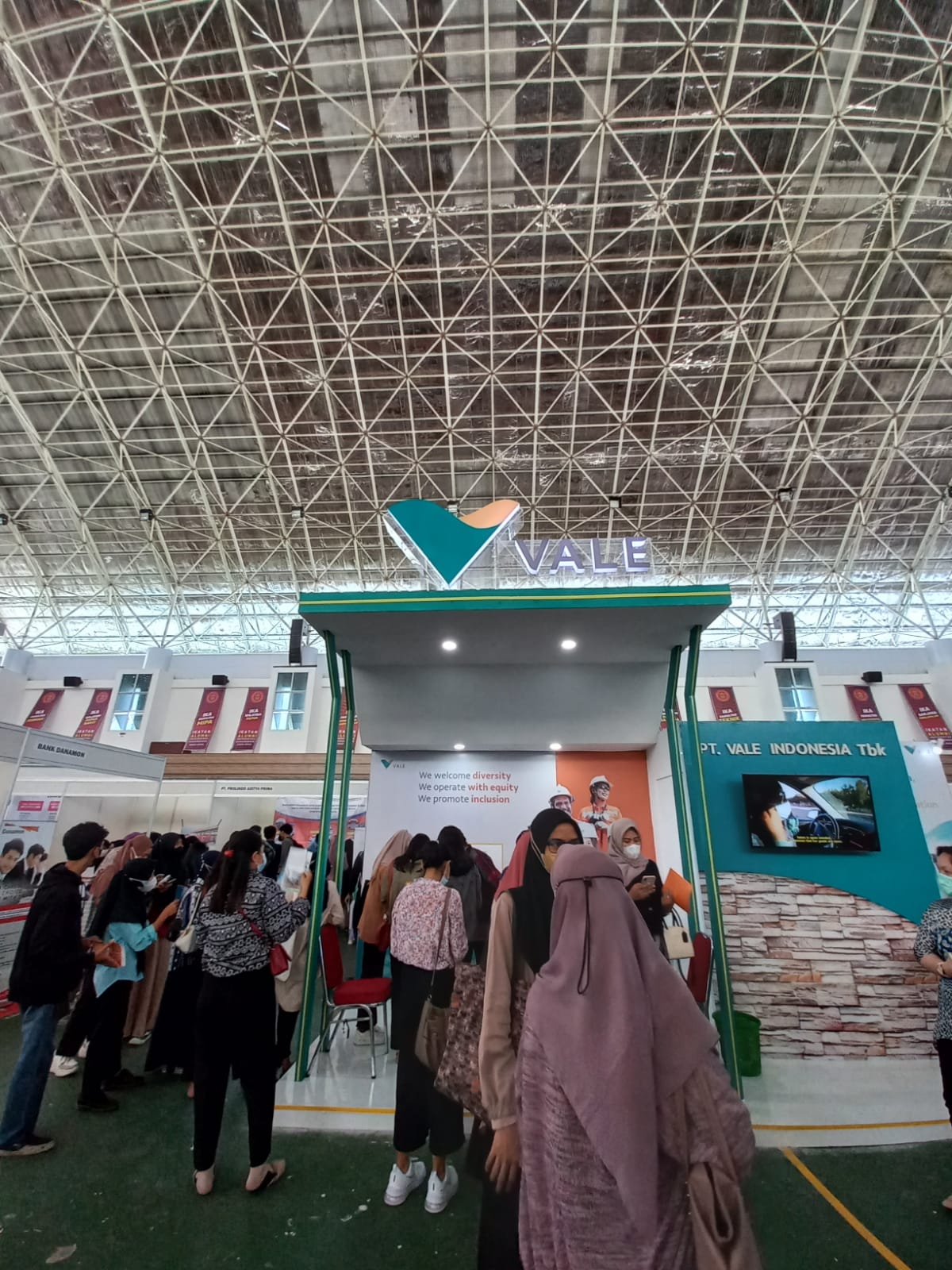 Stand PT Vale di Unhas Career Expo Diminati Pencari Kerja
