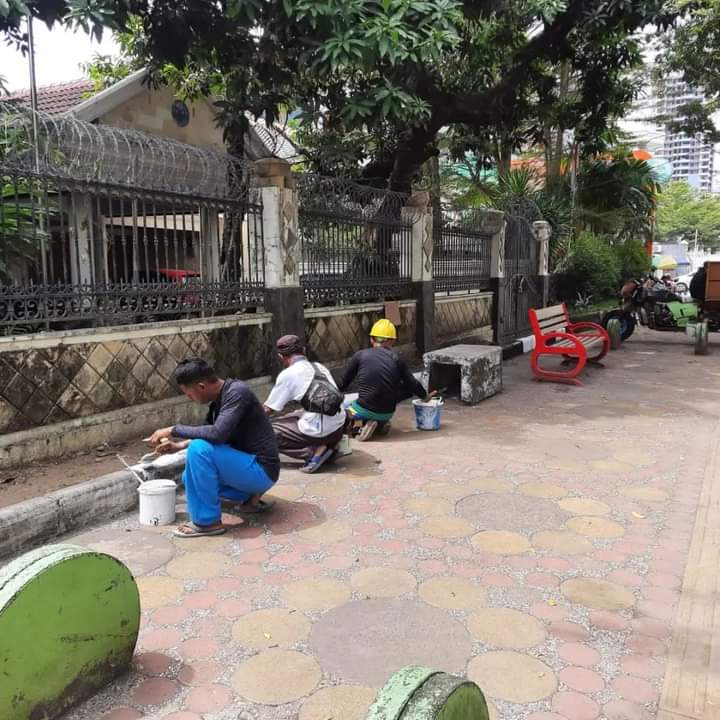 Warga Keluhkan Trotoar di Depan RRI Kotor