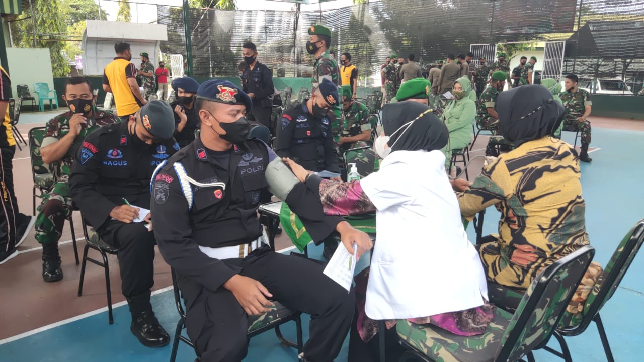 Satu Regu Anggota Brimob Batalyon C Pelopor Donor Darah di Makorem 141/TP Bone