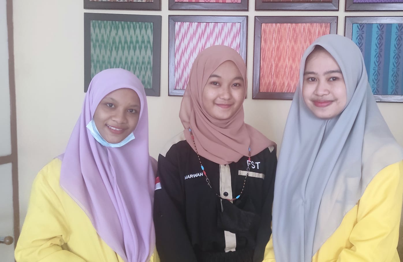Tiga Mahasiswa UT Makassar  Berprestasi Terima Beasiswa Bidikmisi