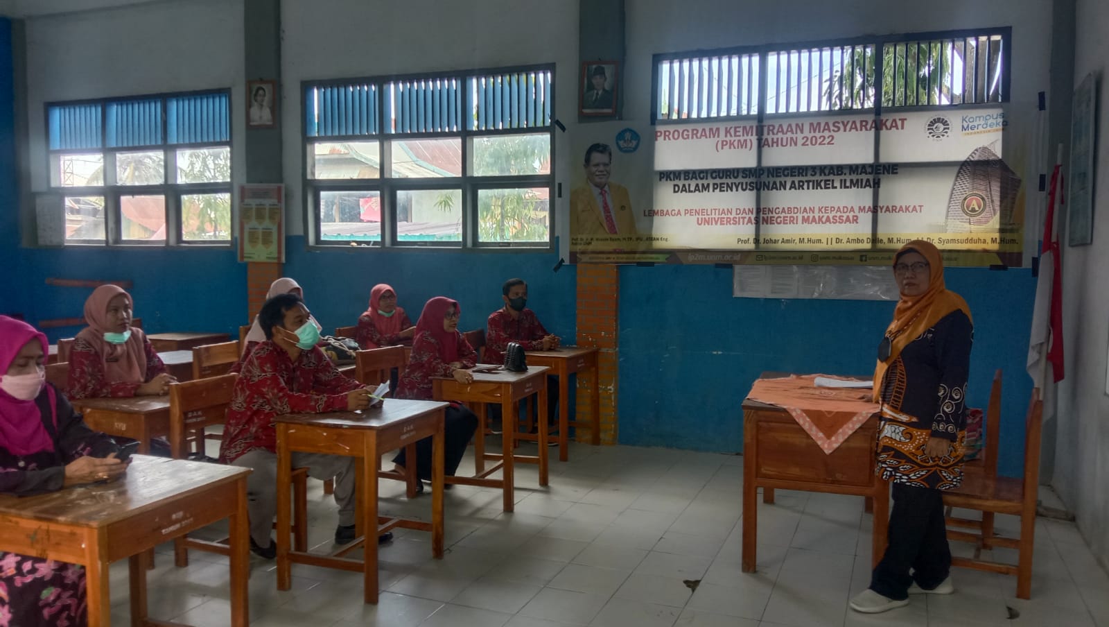 Guru Besar Linguistik FBS UNM Latih Guru SMPN 2 Majene Menulis Artikel Ilmiah