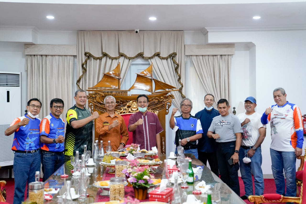Suguhkan Kue Tradisional  ke Legenda Balap Indonesia