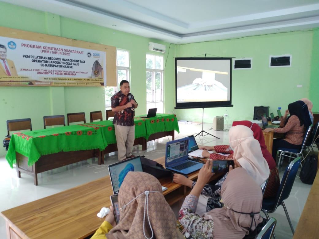 Tim PKM PPs UNM Pelatihan Records Management Bagi Operator Dapodik PAUD Se-Kabupaten Majene