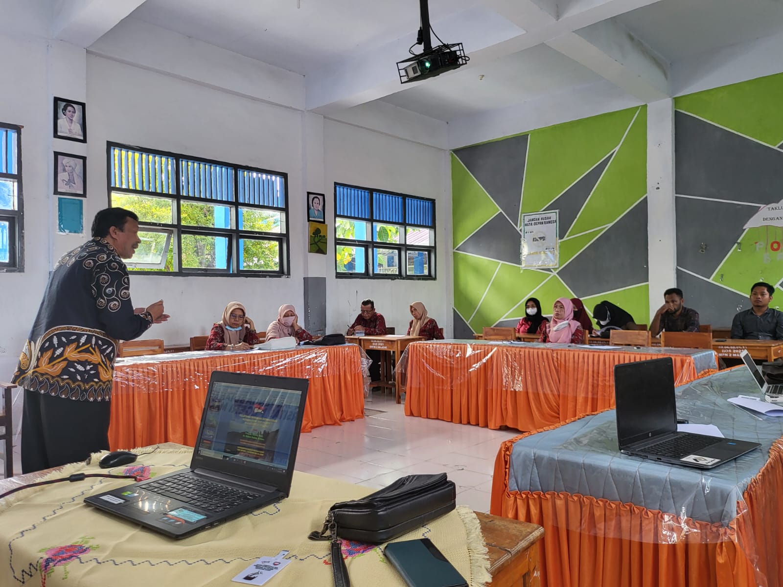 Guru Besar Tannas UNM Beri Wawasan Kebangsaan Kepada Guru SMPN 2 Majene