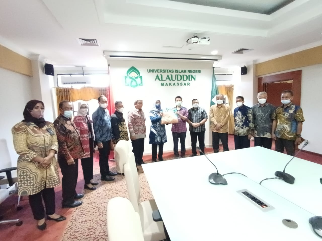 BNI Cabang Mattoangin Salurkan 675 Bantuan Paket Pangan