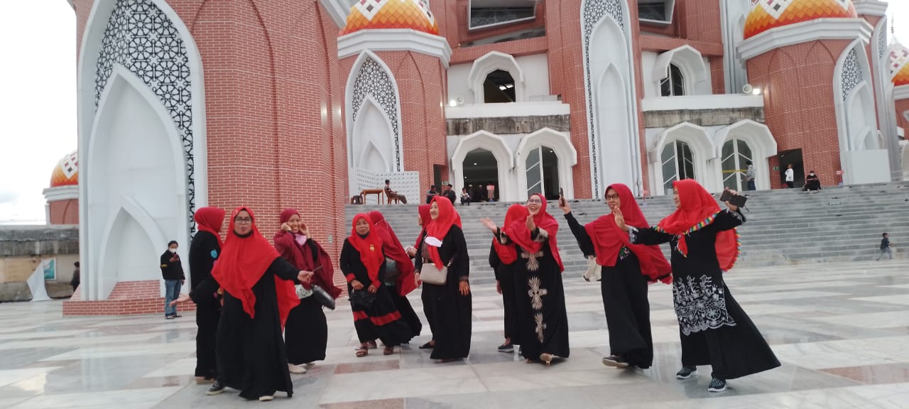 Anggota Pengajian Subuh Masjid Al-Falah Berkunjung ke Masjid 99 Kubah