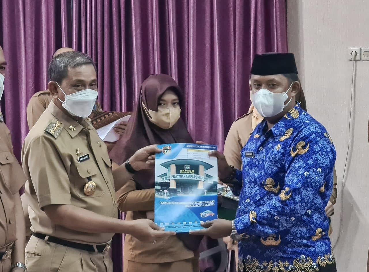 Hari Pertama Kerja, Amran Mahmud Serahkan SK untuk 58 PPPK Pemkab Wajo