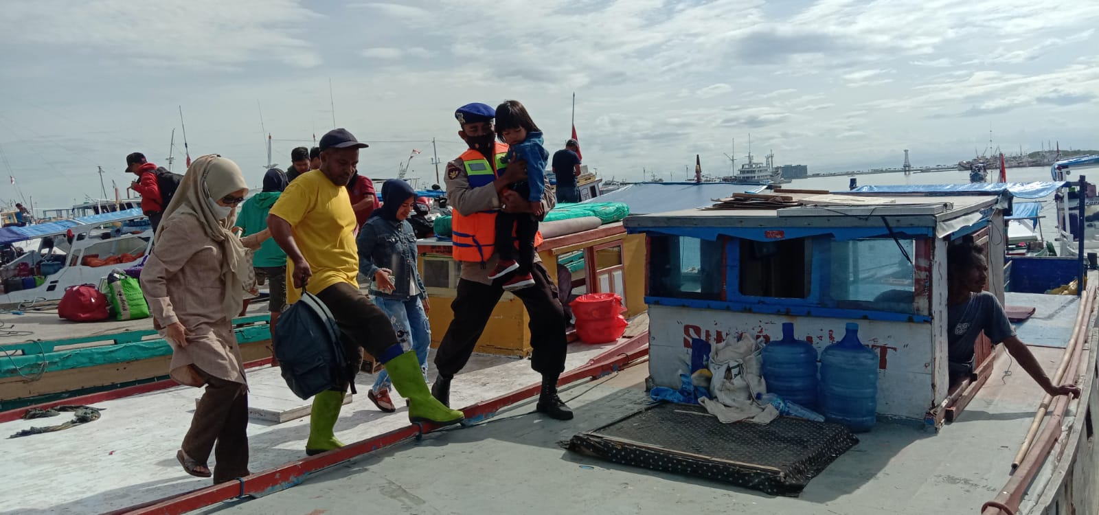 Satpolair Polres Pelabuhan Makassar Bantu Warga Pulau turun dari Kapal