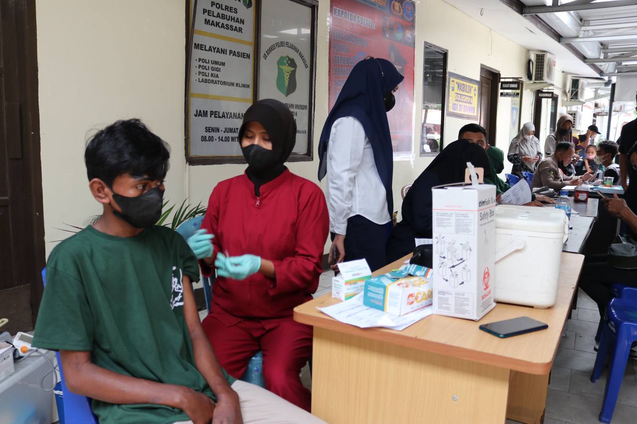 Sidokkes Polres Pelabuhan Makassar Terus Gelar Vaksinasi 1,2 dan Booster