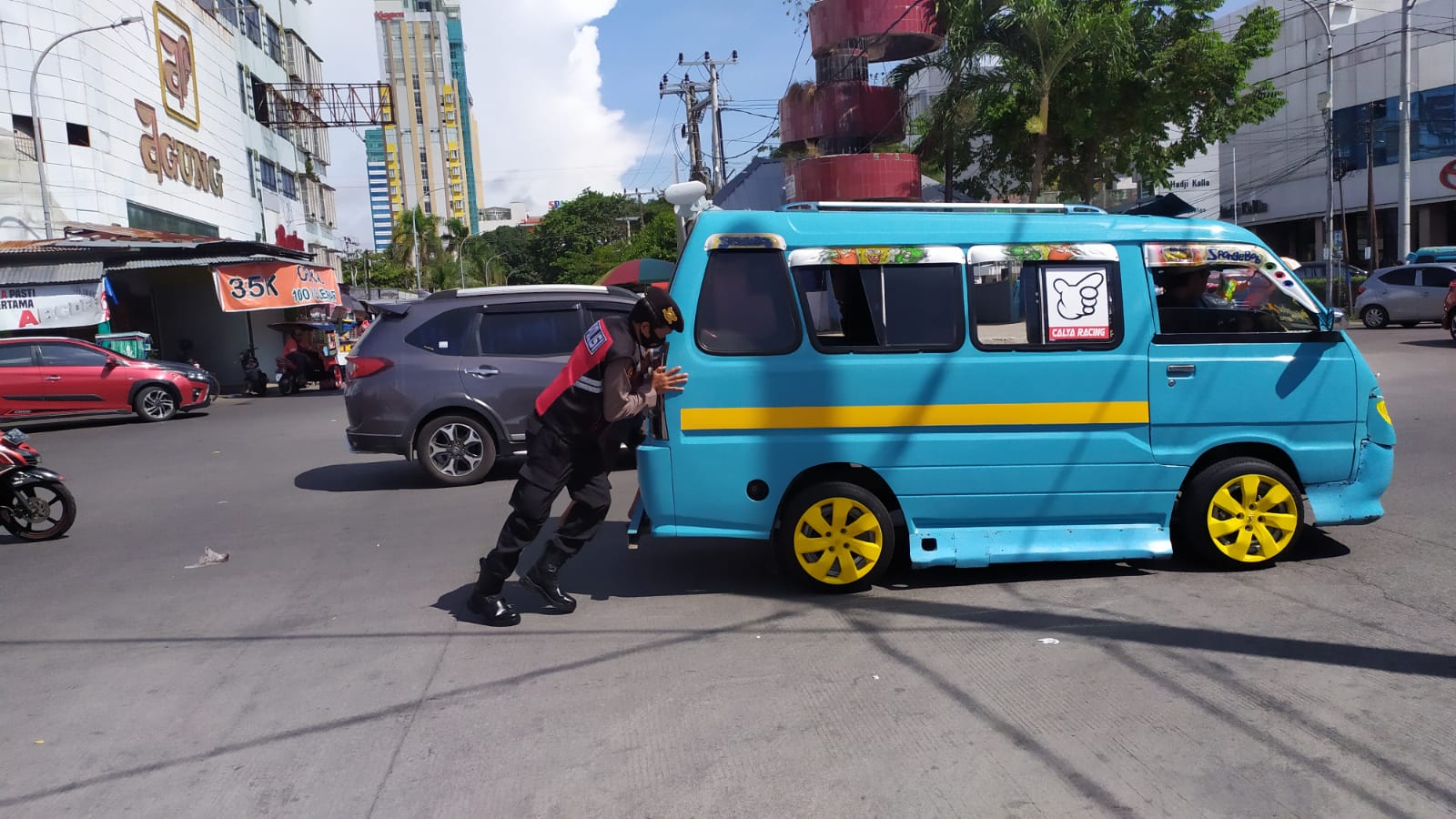 Satsamapta Polres Pelabuhan Makassar Bantu Mobil Mogok ditengah Jalan