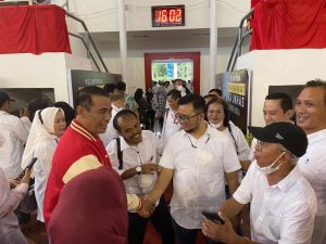 Ketua Umum IKA Unhas Andi Amran Sulaiman bersama sejumlah pengurus.