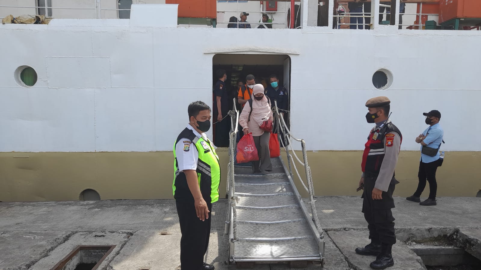 Polres Pelabuhan Makassar Tingkatkan Pengawasan Prokes dan Pengamanan Penumpang