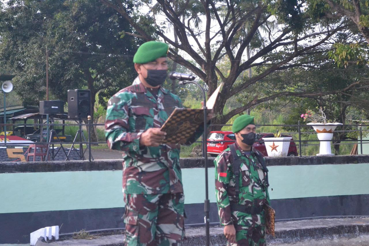 Kepala Staf Kodim/1405 Bacakan Amanat Kasad Pada Upacara Bendera 17an Di Lapangan Makodim 1405/Parepare