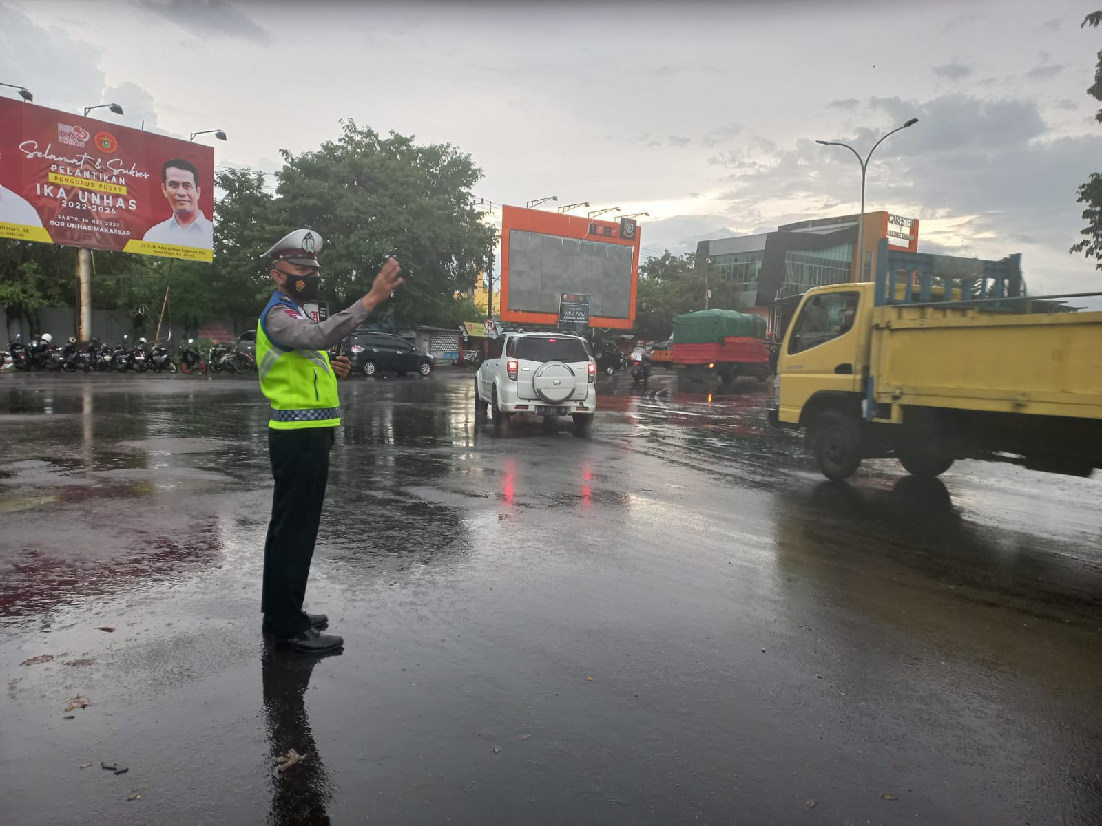 Satlantas Polres Pelabuhan Makassar Rutin Pengaturan Lalu Lintas Sore Hari
