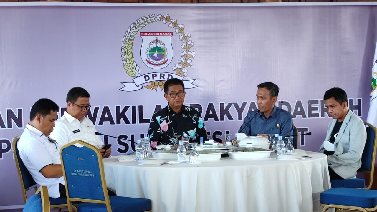 Pimpinan dan Anggota DPRD Sulbar Sambut Kedatangan Pj Gubernur Sulbar di Gedung Wakil Rakyat
