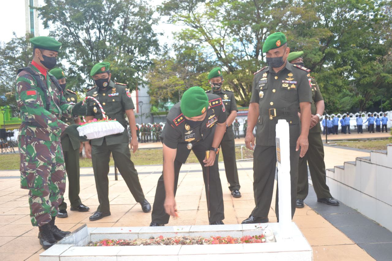 Menyambut HUT Kodam ke-65, Kodim 1405 Ziarah dan Tabur Bunga