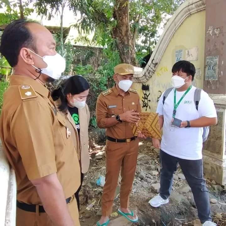 Warga Adukan Iklan di Gerbang BTP
