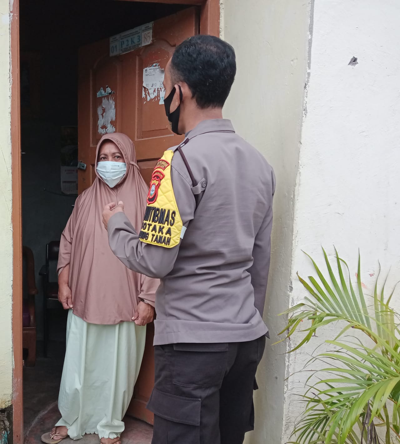 Bhabinkamtibmas Rutin Sambangi Warga Binaannya dan Ingatkan Prokes