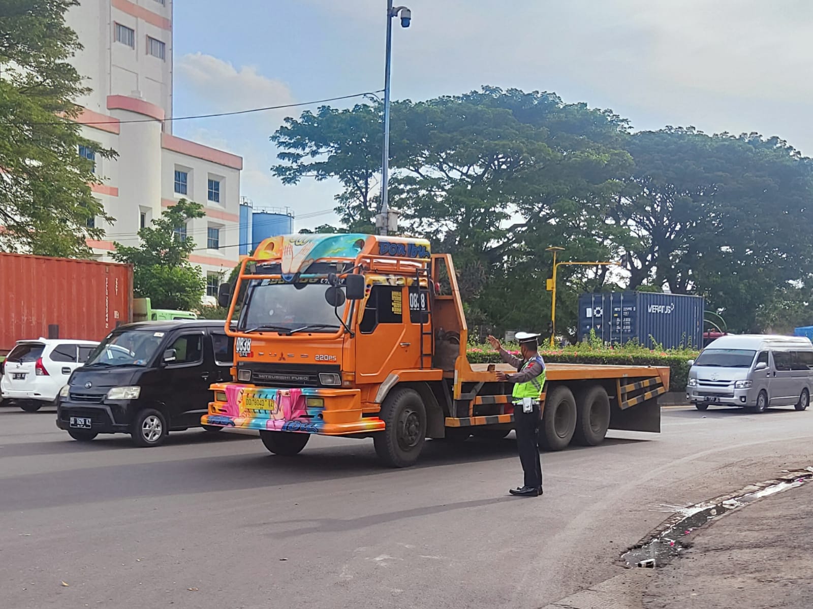 Satlantas Polres Pelabuhan Makassar lakukan Strong Point di Jalur Padat Kendaraan