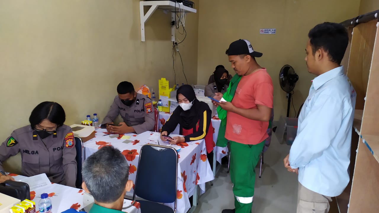 Polres Pelabuhan Makassar Gencar Vaksinasi Door to Door