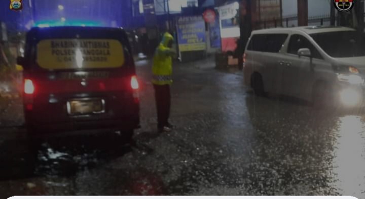 Warga Keluhkan Air Tergenang di Antang Raya