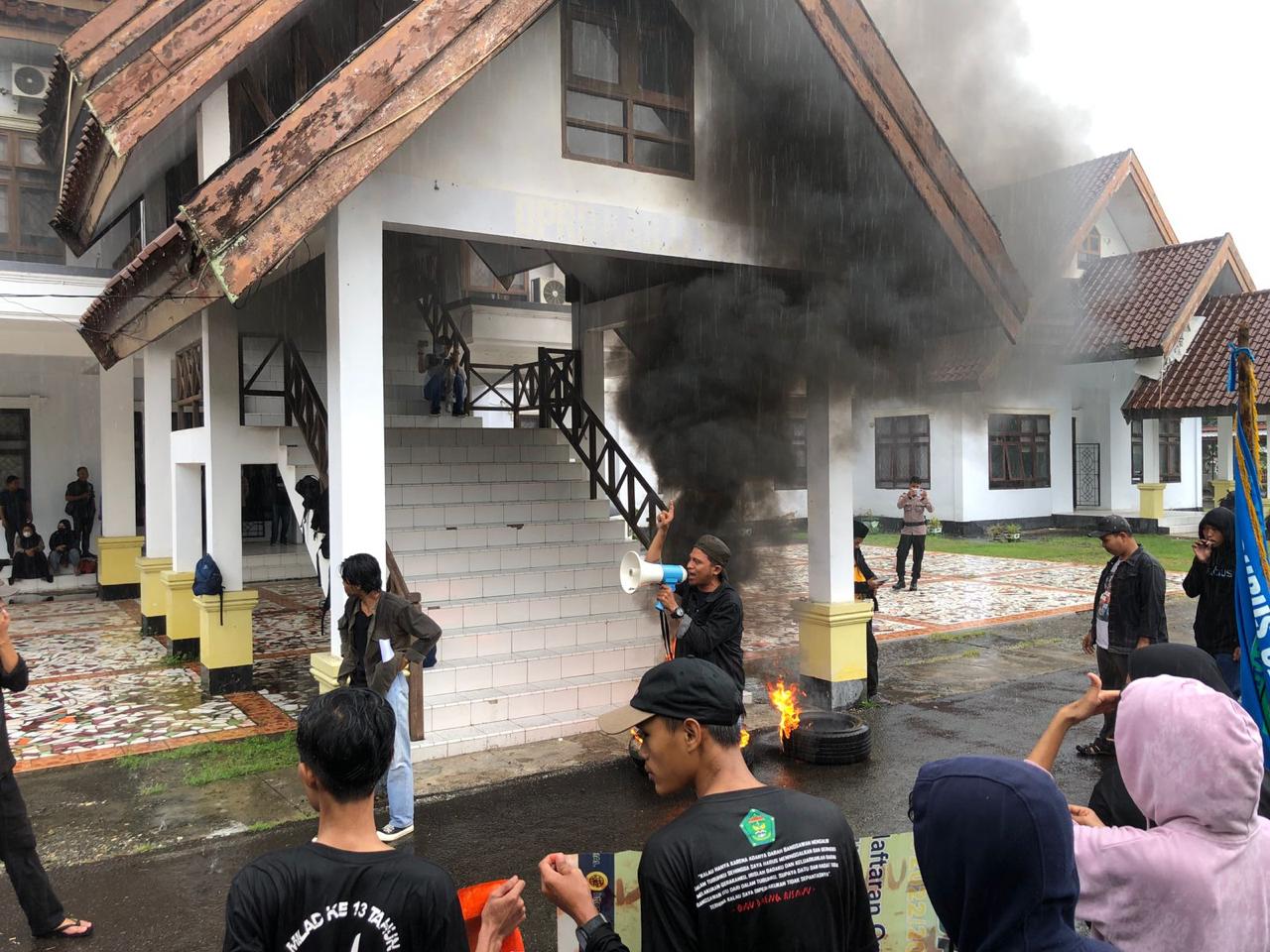Mahasiswa IPMAL Demo Soal Investasi